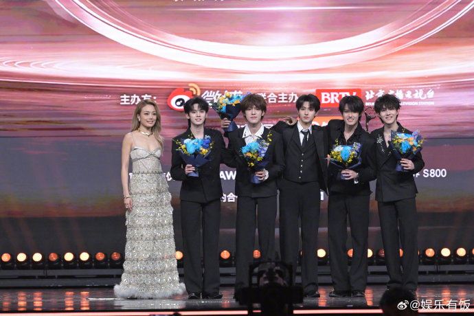 微博之夜明星自由组合互动引爆话题