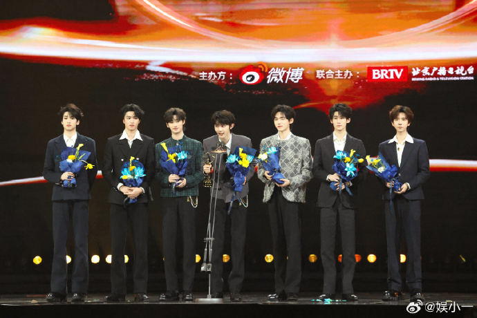 时代峰峻旗下时代少年团、TF家族在微博之夜后台具体有哪些有趣的互动？