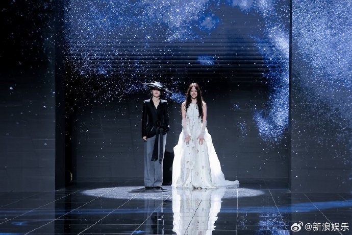 陈妍希和周柯宇在微博之夜红毯和舞台上的具体互动细节有哪些？