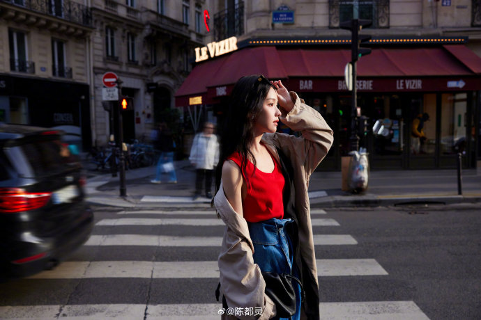 设计师如何评价陈都灵驾驭暗黑玫瑰风格的独特气质？