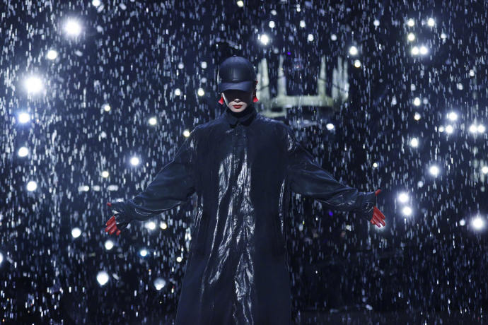 李宇春在微博之夜《冬泳》舞台的瀑布水幕是怎么实现的？