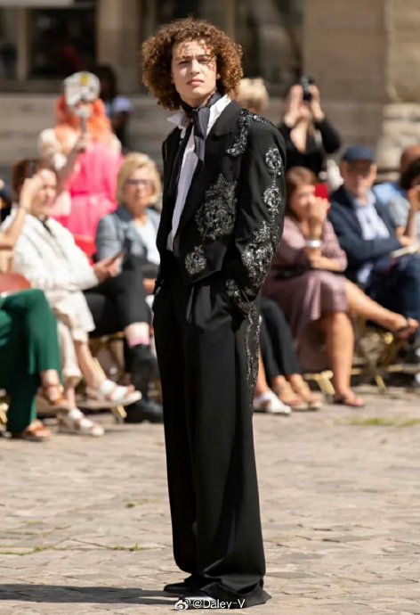 范丞丞在跨年直播中透露的新歌《赢家信条》何时发布？