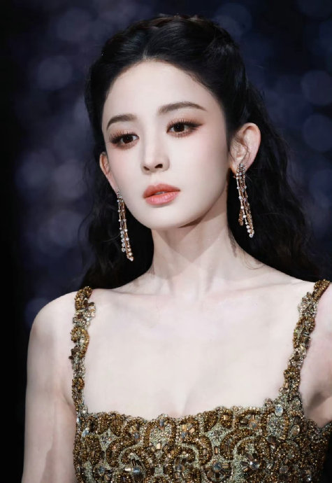 娜扎在微博之夜摔倒后，她的健康状况和后续反应如何？