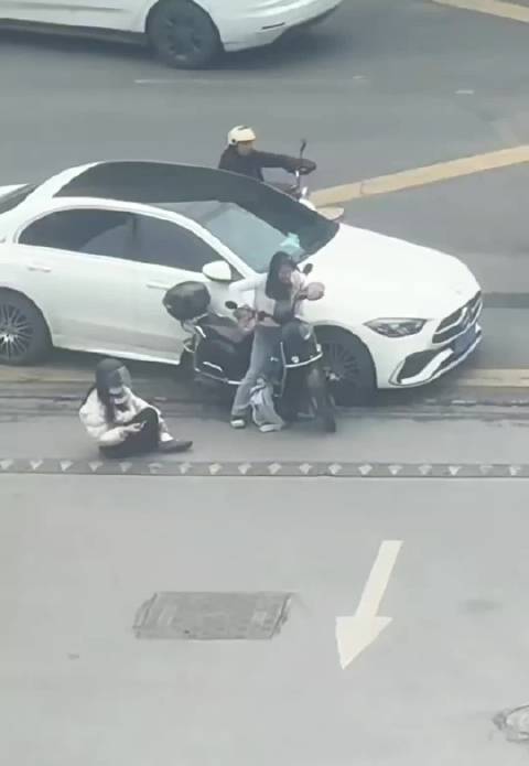 奔驰转弯撞伤骑车女，司机竟然跑了！