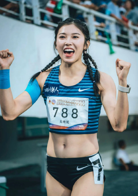 吴艳妮的舞蹈功底对她的田径比赛成绩有何具体帮助？