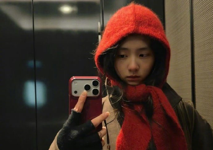 20岁黄多多红帽自拍惊艳全网，被赞行走的青春疼痛文学女主