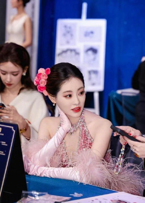 祝绪丹花仙造型惊艳出圈！13朵鲜花插发爆红，网友争相模仿