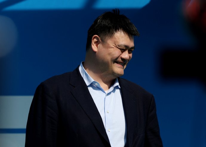 米兰冬奥会选择在圣西罗球场举行开幕式，姚明传递火炬有何特殊意义？