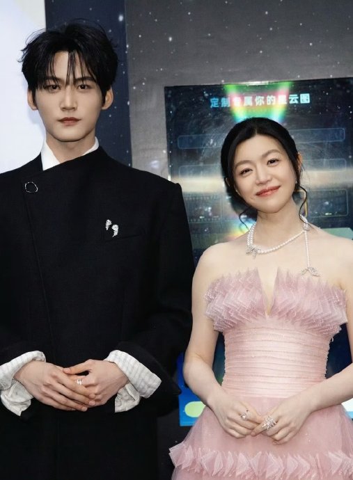 穆祉丞台下嗑CP太真实！手机狂拍周柯宇陈妍希双人舞台引爆热搜