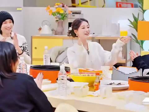 周冬雨回应整容争议，魏大勋称不想再跳团舞