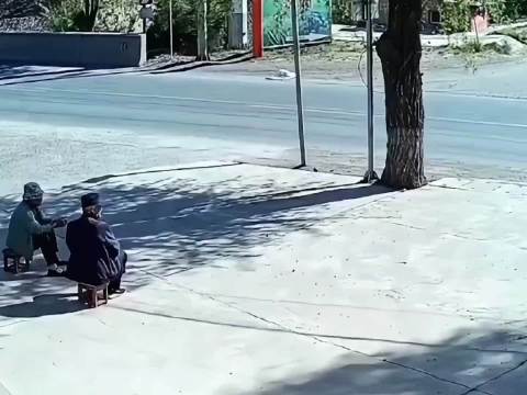 大货车的危险瞬间，这实在是太可怕了