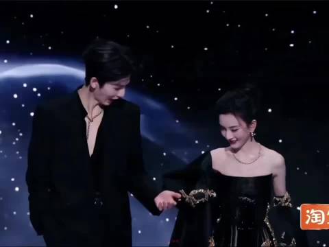 宋祖儿张凌赫亮相微博之夜引热议