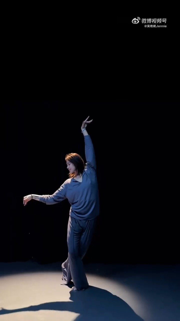 吴艳妮晒民族舞视频，九年舞蹈功底惊艳亮相