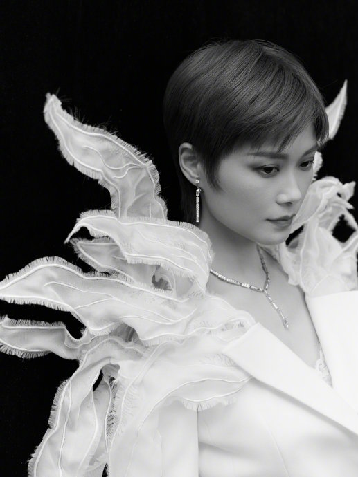 李宇春在微博之夜穿的高定白西装有什么特别的含义和设计亮点？