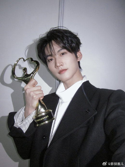 周柯宇陈妍希合唱互动引热议