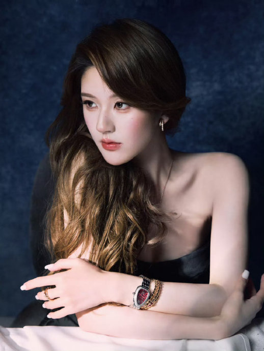 除了刘宇，近期还有哪些明星成功解锁了新季高定的全球首穿？