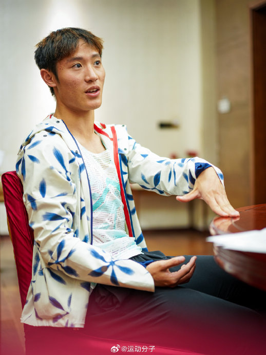 与苏炳添相比，邓信锐的技术特点和未来潜力有何不同？