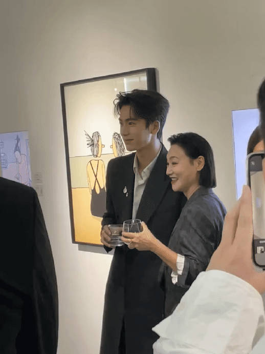 张凌赫和惠英红除了微博之夜送花，还有哪些公开互动或私下交情？