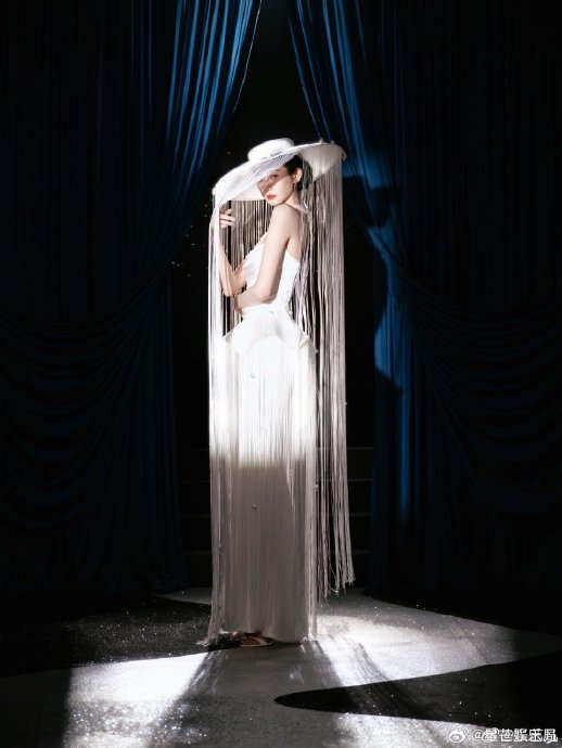 时尚业内人士是如何评价张艺凡这顶流苏帽设计的利弊的？