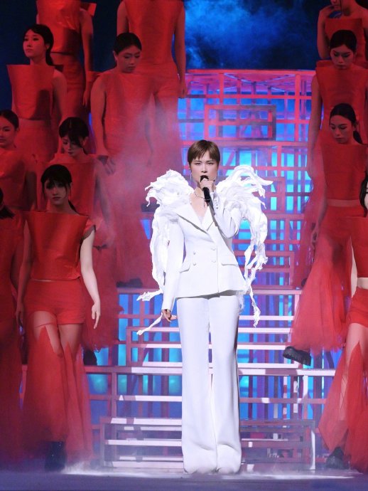 《冬泳》这首歌的歌词是如何与舞台表演共同传递女性议题的？