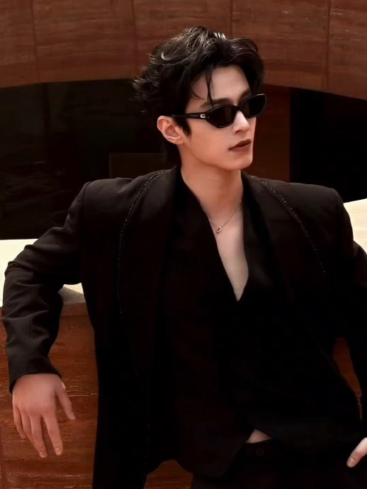 何与西安YSL活动化身‘西装暴徒’，深V黑西装引爆热搜
