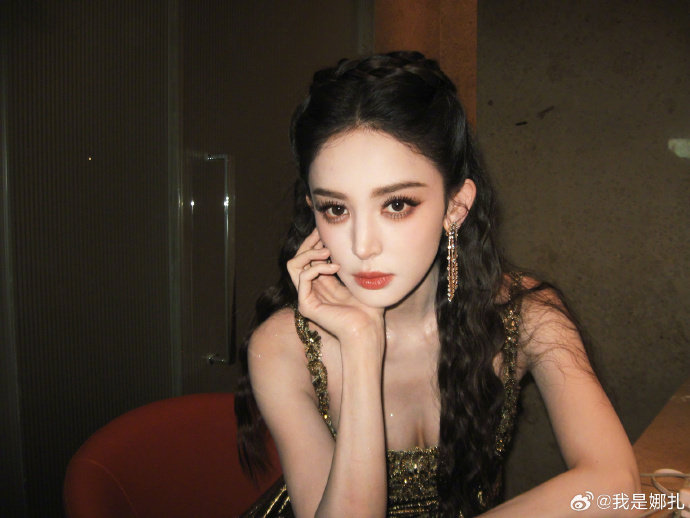 娜扎微博之夜摔倒迅速回应脚没事