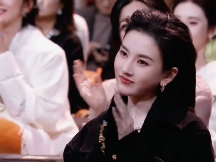 除了‘帝后’，宋祖儿的气场是否被讨论可以驾驭‘女帝王’一类角色？