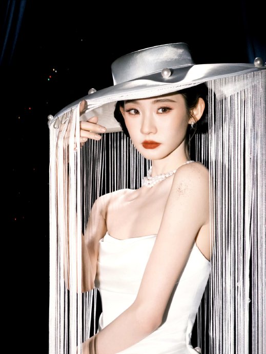 张艺凡在微博之夜佩戴的1.8米流苏垂立帽具体是如何设计的？