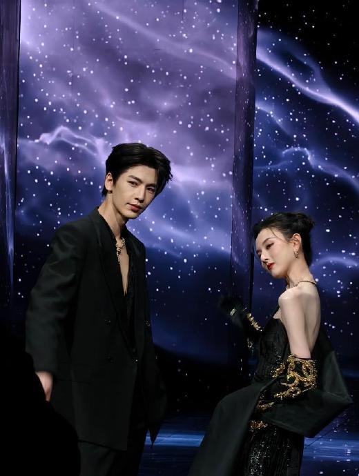 为什么网友强烈建议张凌赫宋祖儿合作出演权谋或民国双强主题的剧集？