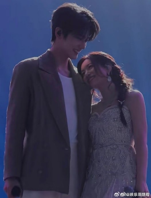 为什么之前星光大赏导播会把陈妍希提周柯宇时的镜头给到陈鑫海？