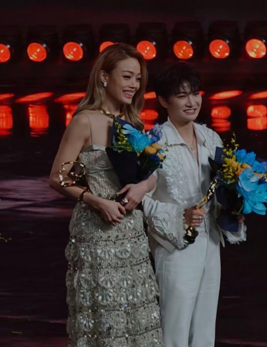 为什么网友会觉得周深的搀扶动作像举着输液架打吊瓶？