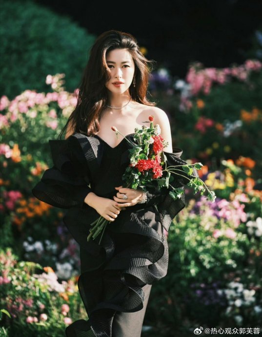 朱珠融合东西方审美精华展现独特魅力