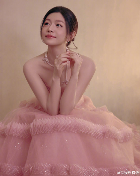 陈妍希这次的微博之夜造型对时尚趋势有何影响？