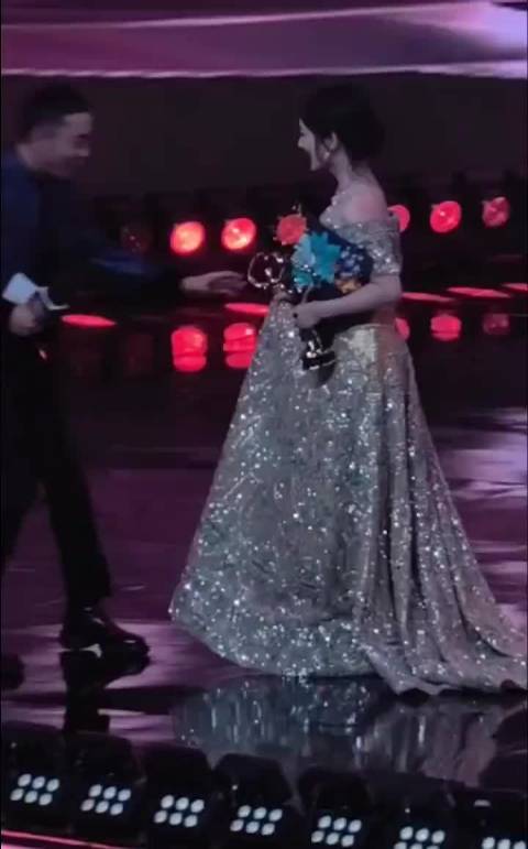 杨紫谢娜真的是最甜的好姐妹～两人边走边聊满脸都是笑意