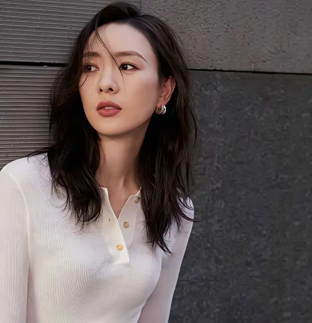 《盛怒》里童瑶饰演的角色最终是如何实现复仇的？