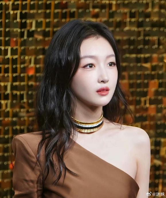 周冬雨所说的单根精细粘贴假睫毛具体是怎么操作的？