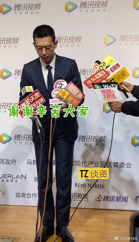 现哥真的太绅士了！采访完单膝跪地放话筒，还细心的翻过来～星光大赏