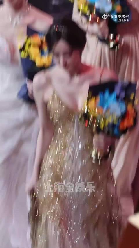 娜扎微博之夜领奖下台 美娜要照顾好自己啊