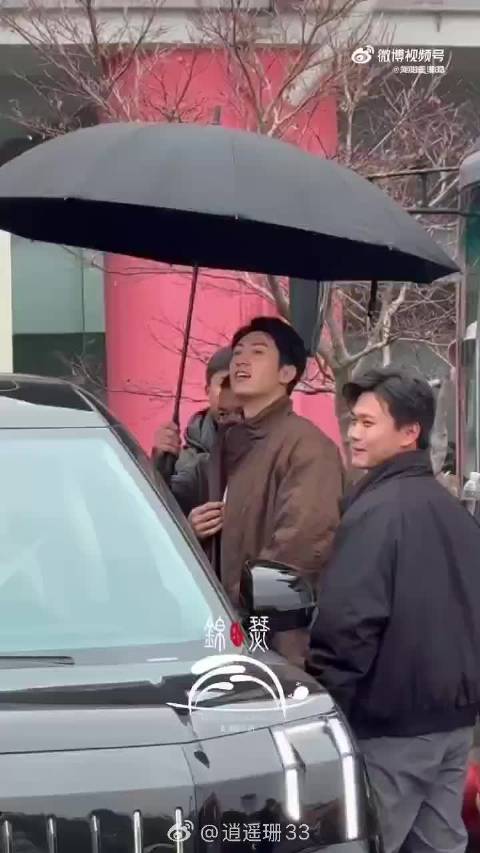 黄景瑜吃瓜上手扒拉伞被拍