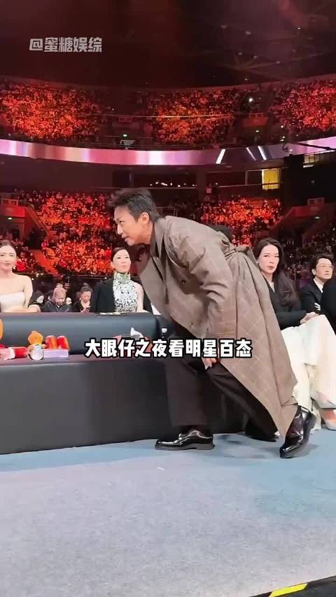 微博之夜周柯宇陈妍希贴贴，沈腾扶杨幂肖战辛芷蕾让C位