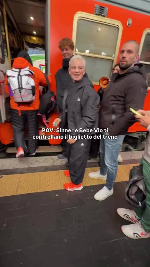 辛纳现身米兰火车站为冬奥特快列车检票