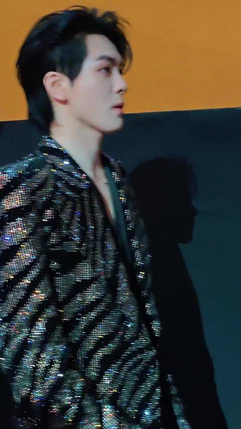 喜欢路过内场没什么表情的冷酷小哥哥