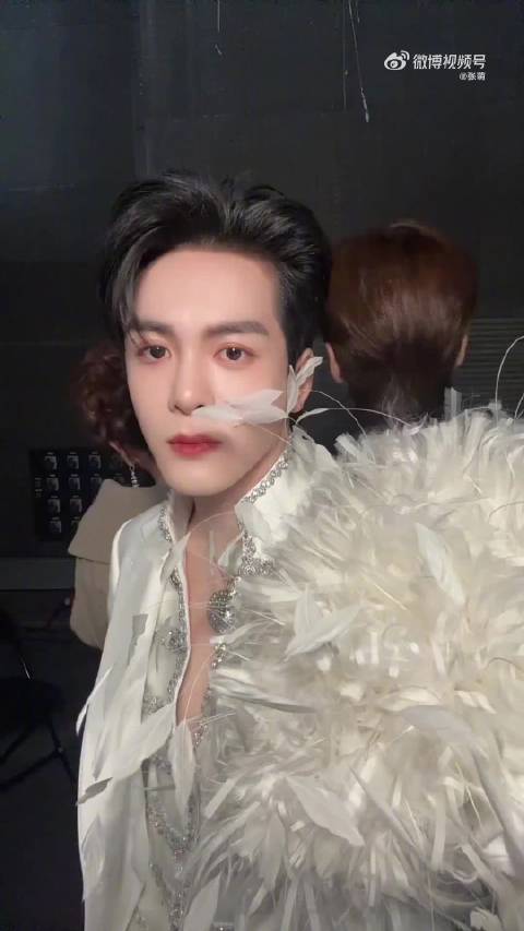 张萌曾舜晞张康乐微博之夜跳手势舞