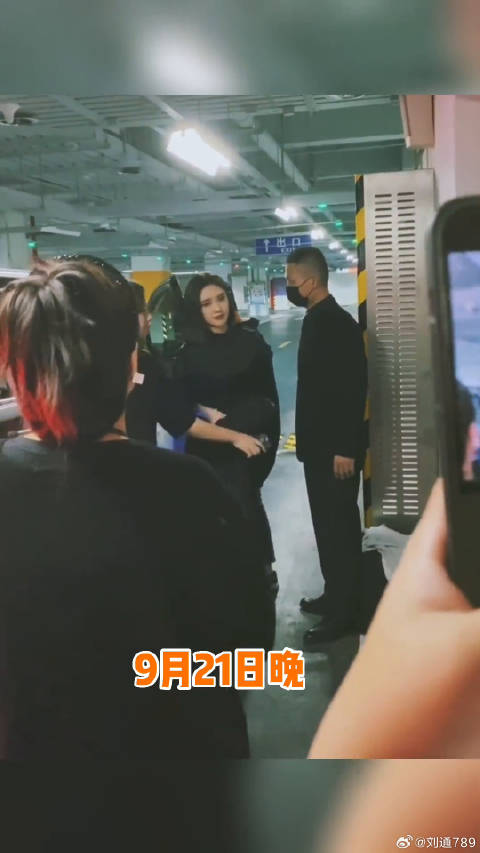 唐艺昕 最新同框合照，耳语好甜微博VC计划