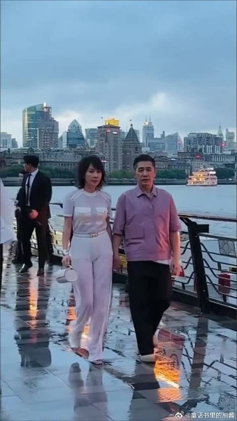 携手现身外滩，令人羡慕的一对娱乐圈夫妇，恩爱几十年