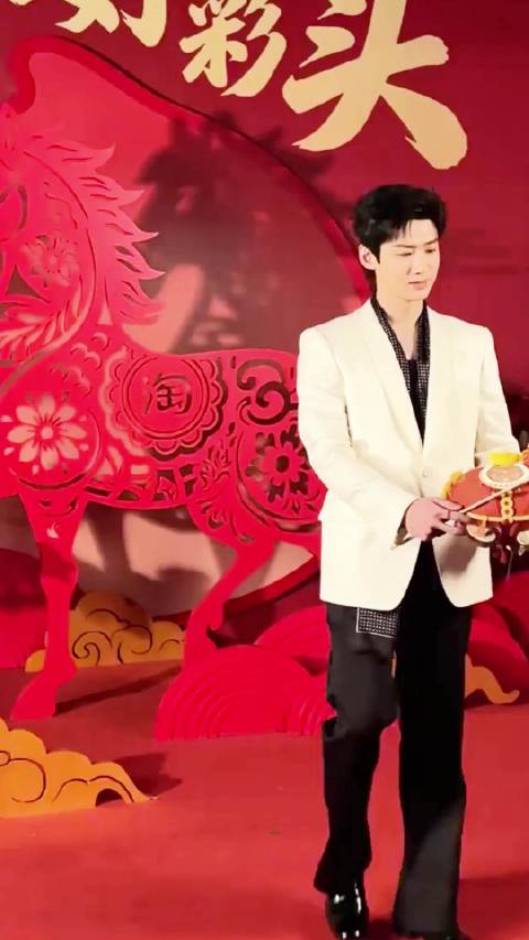 上次上课吃东西抓包了 白敬亭又再找小零食了 咦，谁家白这么帅 当然是我家白