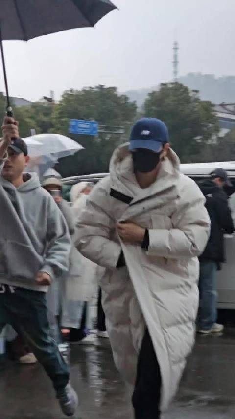 今天小so说了超大声的“早上好” 哥哥来了后 雨慢慢的就小了 @许凯soso xk