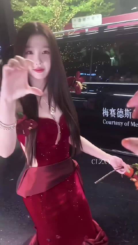 虞书欣鞠婧祎迪丽热巴同框引热议