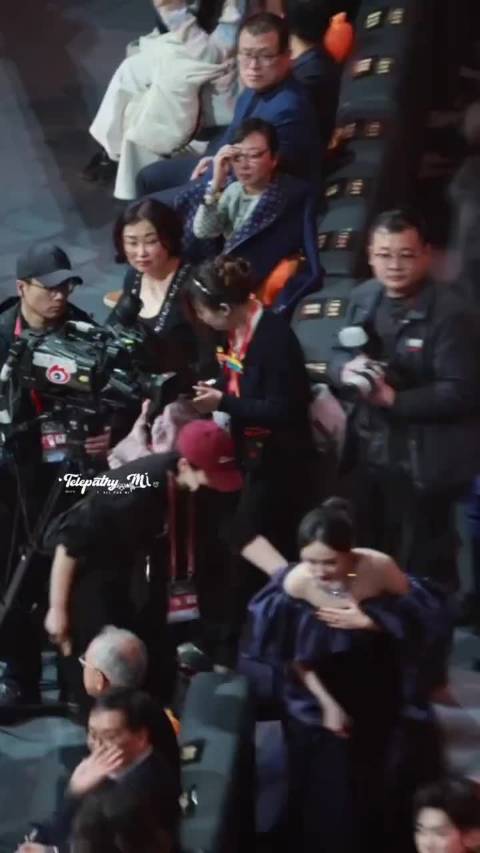 杨幂去座位时，王嘉尔陈伟霆白敬亭帮杨幂整理裙摆，都是很好的人