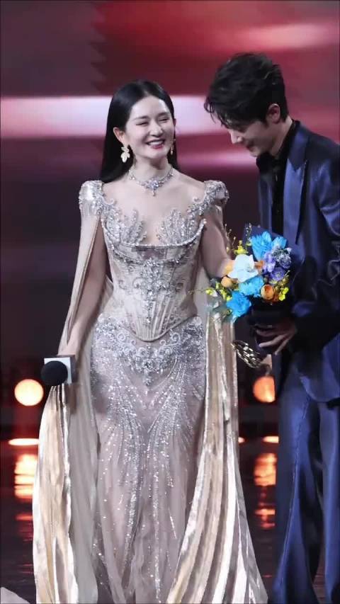 谢娜肖战姐弟同框眼神宠溺引热议